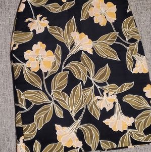 Ann Taylor floral pencil skirt size 4 (fits larger)